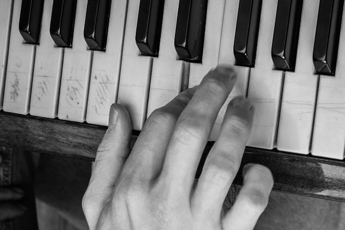 piano-ology-how-to-study-practice-micro-lessons-featured-photo-by-irena-carpaccio-on-unsplash